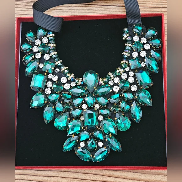 Emerald Green Statement Necklace And Earrings Fashion Jewlery Costume - Picture 2 of 10